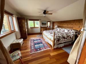 Postel nebo postele na pokoji v ubytování Secluded Cabin in Polebridge, Montana, with Fantastic Views of Glacier National Park - Dream Glamping Experience