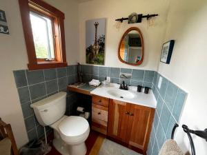 Koupelna v ubytování Secluded Cabin in Polebridge, Montana, with Fantastic Views of Glacier National Park - Dream Glamping Experience