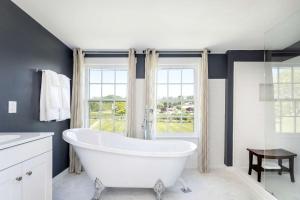 Koupelna v ubytování Romantic Shenandoah Valley Stay with Mountain Views & Outdoor Spaces in Luray, VA