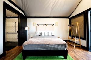 Ένα ή περισσότερα κρεβάτια σε δωμάτιο στο Romantic Safari Tent with Grill and Hot Tub in Cedar Bluff, Alabama