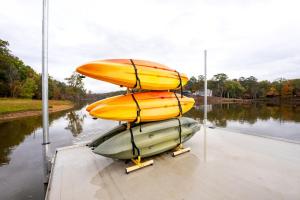 Θέα στο ποτάμι κοντά σε οργανωμένο κάμπινγκ