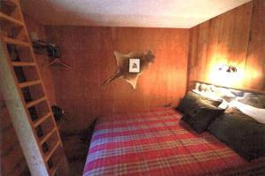Postel nebo postele na pokoji v ubytování Unique Riverside Vacation Rental Perfect for Events in the Flathead National Forest, Montana + 10 fotografií
