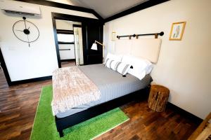 Ένα ή περισσότερα κρεβάτια σε δωμάτιο στο Romantic Safari Tent with Grill and Hot Tub in Cedar Bluff, Alabama