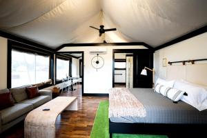 Ένα ή περισσότερα κρεβάτια σε δωμάτιο στο Romantic Safari Tent with Grill and Hot Tub in Cedar Bluff, Alabama