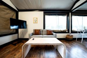 Μια τηλεόραση ή/και κέντρο ψυχαγωγίας στο Romantic Safari Tent with Grill and Hot Tub in Cedar Bluff, Alabama +16 φωτογραφίες