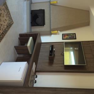 a bathroom with a sink and a tv in a room at Hotel Fazenda Santa Maria in Serra Negra