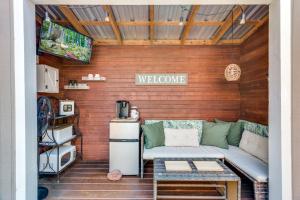 Posezení v ubytování The Casa Estiva- A Restful Getaway in the Forest in Weatherford, TX