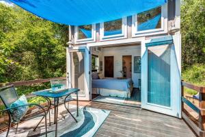 Balkón nebo terasa v ubytování The Casa Estiva- A Restful Getaway in the Forest in Weatherford, TX + 25 fotografií