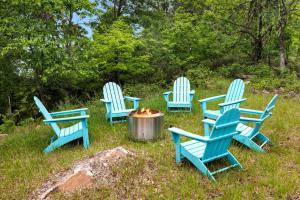Сад в Scenic Getaway Cabin w/ Fire Pit, Deck & Panoramic Views in Martinsburg, WV +50 фотографий