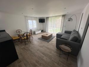 ein Wohnzimmer mit Sofa und Tisch in der Unterkunft Appartement proche de la rivière et de la plage ! in Vico