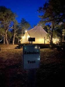 una señal frente a una tienda por la noche en Cozy Bell Tent Surrounded by Nature in Duchesne, Utah, en Fruitland