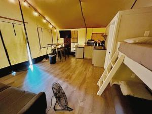 Kuchyň nebo kuchyňský kout v ubytování Wake and Glamp: Safari Tent Retreat for Water Sport Lovers in Cibolo, TX