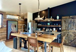 Kuchyň nebo kuchyňský kout v ubytování Luxury Design Rental with Breathtaking Mountain Views in Lone Pine, California