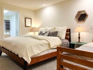 ein Schlafzimmer mit einem großen Bett in einem Zimmer in der Unterkunft Enchanting Creekside Cabin Retreat near Yosemite National Park in California in Fish Camp