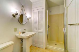 卡纳登西斯Traditional Wooden Cabin Rental in the Poconos, Pennsylvania的带水槽和淋浴的白色浴室 更多9张照片