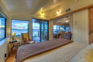 Un pat sau paturi într-o cameră la Waterfront Cottage Rental with Spectacular Sunset Views on Orcas Island, Washington