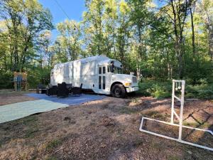 Zahrada ubytování Rustic Converted School Bus with Outdoor Shower Near ORV Trails in Manistee National Forest, Michigan + 17 fotografií