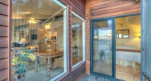 Imagine din galeria proprietății Waterfront Cottage Rental with Spectacular Sunset Views on Orcas Island, Washington în Deer Harbor +10 fotografii