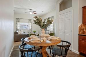 Gallery image of Industrial-Chic Cottage Retreat with Outdoor Space Near Kyle Field & Easterwood Airport in Dr. College Station, Texas in College Station