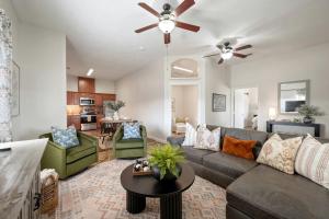 Gallery image of Industrial-Chic Cottage Retreat with Outdoor Space Near Kyle Field & Easterwood Airport in Dr. College Station, Texas in College Station