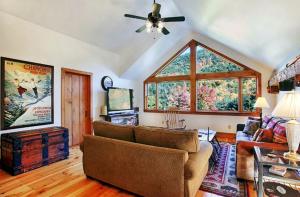 Χώρος καθιστικού στο Picturesque, Mountain Suite nestled in Pastoral Setting in Wells, Vermont
