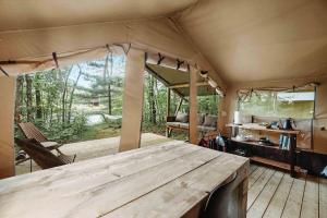 Posezení v ubytování Gorgeous Safari Tent with Fire Pit and Amazing Sights in North Woodstock, New Hampshire