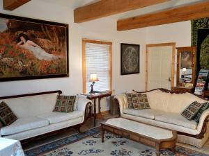 Χώρος καθιστικού στο Enormous Family-Friendly Cabin Rental in Shawangunk Mountains, New York