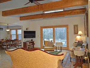 Μια τηλεόραση ή/και κέντρο ψυχαγωγίας στο Enormous Family-Friendly Cabin Rental in Shawangunk Mountains, New York