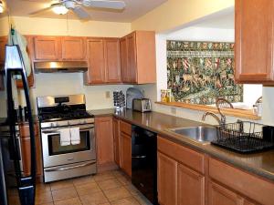 Η κουζίνα ή μικρή κουζίνα στο Enormous Family-Friendly Cabin Rental in Shawangunk Mountains, New York