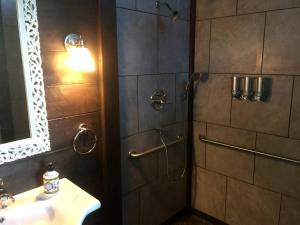 Koupelna v ubytování Lotus Yurt in Vineyard Overlooking Monterey Bay near Los Gatos, California + 4 fotografie