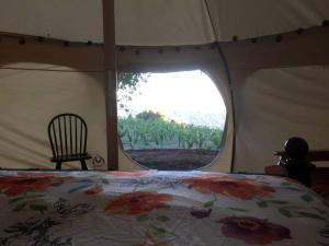 Postel nebo postele na pokoji v ubytování Lotus Yurt in Vineyard Overlooking Monterey Bay near Los Gatos, California
