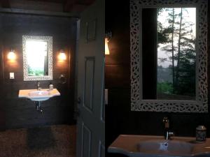 Koupelna v ubytování Lotus Yurt in Vineyard Overlooking Monterey Bay near Los Gatos, California