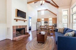 Kuchyň nebo kuchyňský kout v ubytování Victorian Cabin Rental with Outdoor Fireplace and Bearpen Creek Views near Dallas, Texas