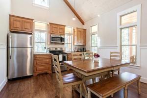 Kuchyň nebo kuchyňský kout v ubytování Victorian Cabin Rental with Outdoor Fireplace and Bearpen Creek Views near Dallas, Texas + 12 fotografií