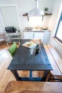 Una mesa con una copa de vino encima en una cocina. en Lux Studio Cabin in between Moab and Telluride, en Naturita 11 fotos más