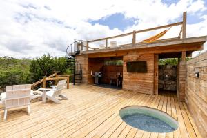 Balkón nebo terasa v ubytování Romantic Secluded Yurt Perfect for Couples in Wimberley, Texas