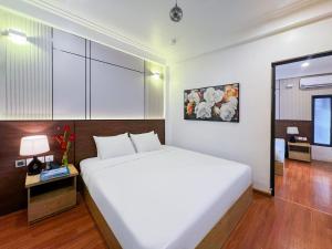 Una cama o camas en una habitación de Hanoi Valley Boutique Hotel & Travel