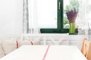 Ένα ή περισσότερα κρεβάτια σε δωμάτιο στο Charming Bed and Breakfast Getaway on a Farm near Zalău, Romania