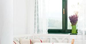 Φωτογραφία από το άλμπουμ του Charming Bed and Breakfast Getaway on a Farm near Zalău, Romania σε Valea Tîrnei