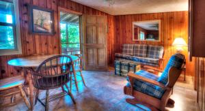Posezení v ubytování Two-Bedroom Cabins for Rent near Daniel Boone National Forest, Kentucky