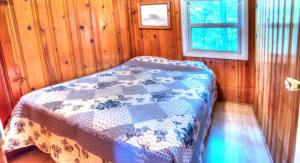 Postel nebo postele na pokoji v ubytování Two-Bedroom Cabins for Rent near Daniel Boone National Forest, Kentucky