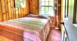 Postel nebo postele na pokoji v ubytování Two-Bedroom Cabins for Rent near Daniel Boone National Forest, Kentucky + 3 fotografie