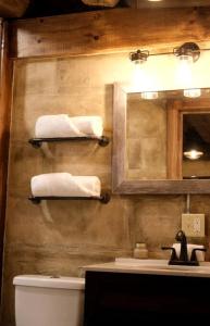 Vannituba majutusasutuses Renovated Cottage with Spa Surrounded by Beautiful Hiking Trails by Tappan Lake in Ohio +15 fotot