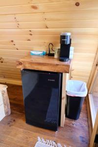 DeersvilleにあるCozy Tree Cabin with Wonderful Views from the Deck in Ohioの木製カウンターの上に電子レンジ