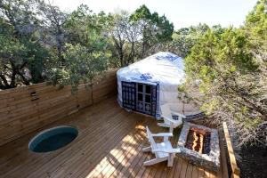 Zahrada ubytování Cozy Couples Yurt with Hot Tub in Dripping Springs, Texas