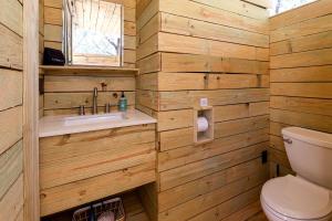 Koupelna v ubytování Cozy Couples Yurt with Hot Tub in Dripping Springs, Texas