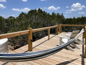 Balkón nebo terasa v ubytování Cozy Couples Yurt with Hot Tub in Dripping Springs, Texas + 15 fotografií