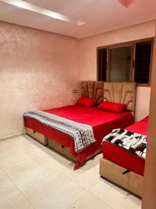 1 dormitorio con 2 camas con sábanas rojas en Belle villa spacieuse et calme avec piscine à 7min de la plage en voiture, en Tamaris