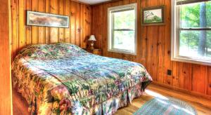 Postel nebo postele na pokoji v ubytování Luxurious and Modern One-Bedroom Cabin Rentals for Two in Somerset, Kentucky