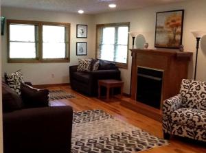 salon z kanapą i kominkiem w obiekcie Comfortable Cabin Rental Perfect for an Outdoor Adventure near Elkins, West Virginia w mieście Elkins